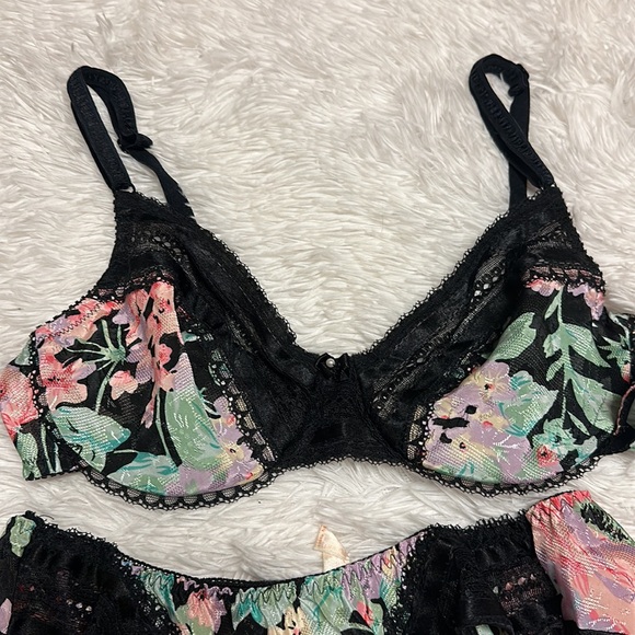 2 VTG Victoria’s Secret 34B sets - Picture 2 of 8